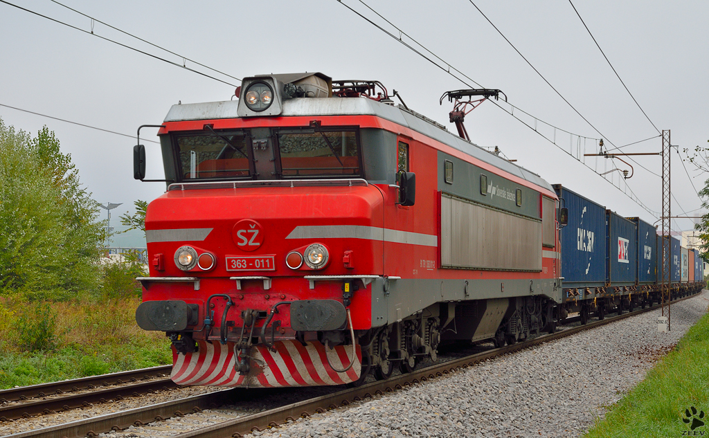 S 363-011 zieht an einem nebeligen Vormittag Containerzug durch Maribor-Tabor Richtung Hafen Koper. /3.10.2012