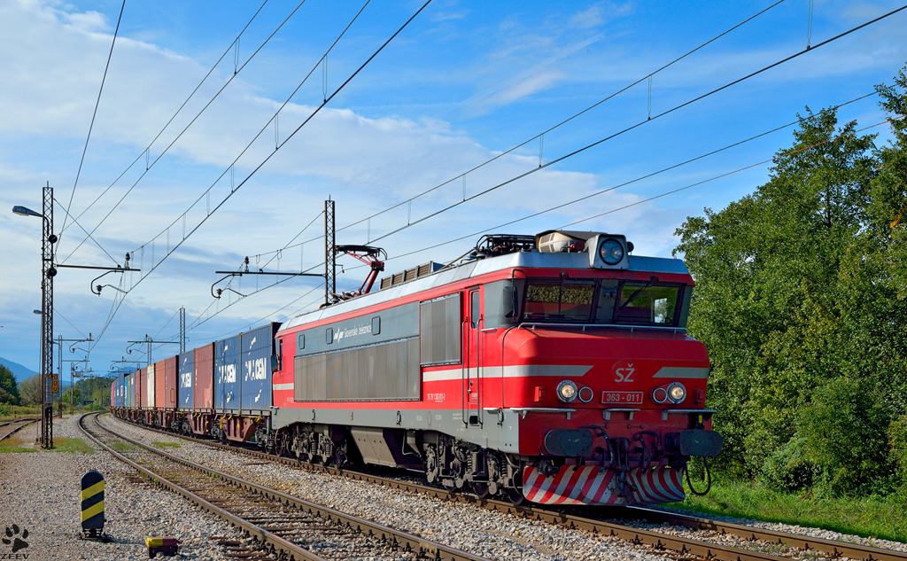S 363-011 zieht Containerzug durch Pragersko Richtung Norden. /28.9.2012