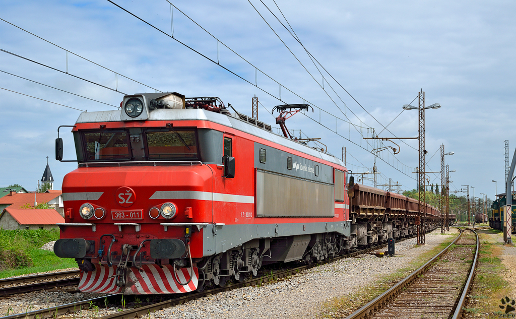 S 363-011 zieht Gterzug durch Pragersko Richtung Sden. /3.5.2013