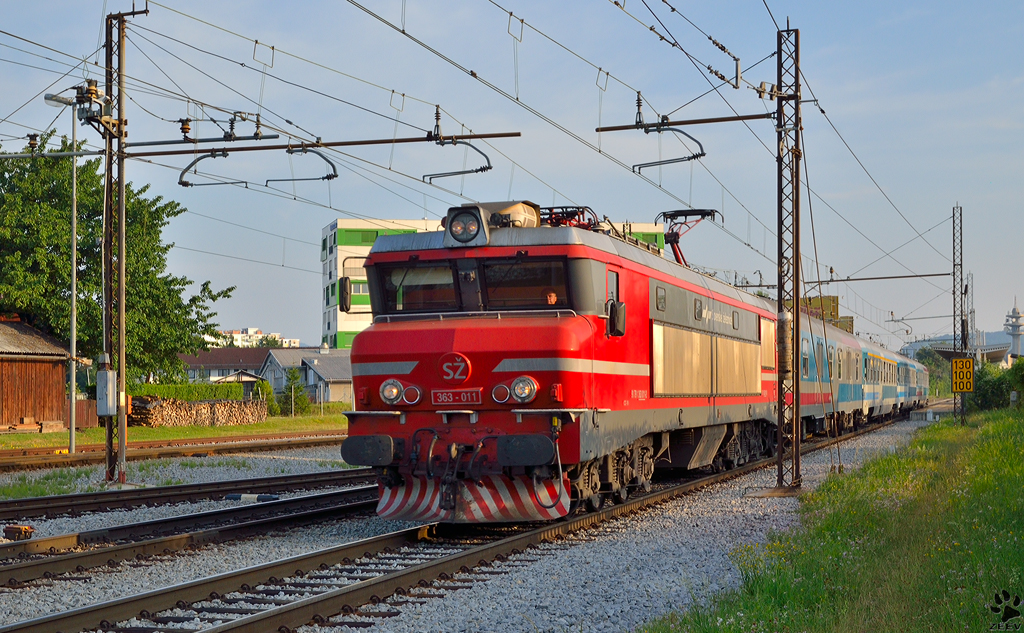 S 363-011 zieht IC503 'Pohorje' durch Maribor-Tezno Richtung Ljubljana. /5.7.2012
