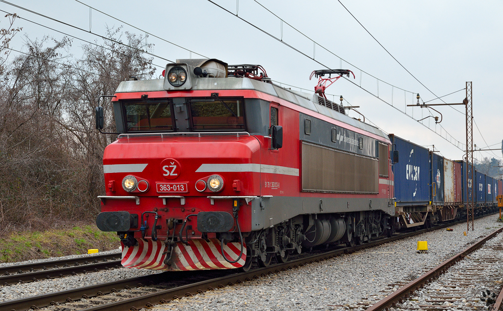S 363-013 zieht Containerzug durch Maribor-Tabor Richtung Norden. /4.4.2013