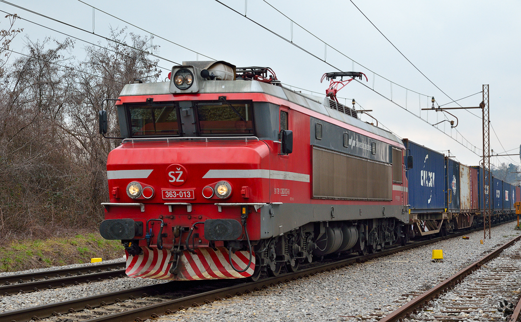 S 363-013 zieht Containerzug durch Maribor-Tabor Richtung Norden. /4.4.2013