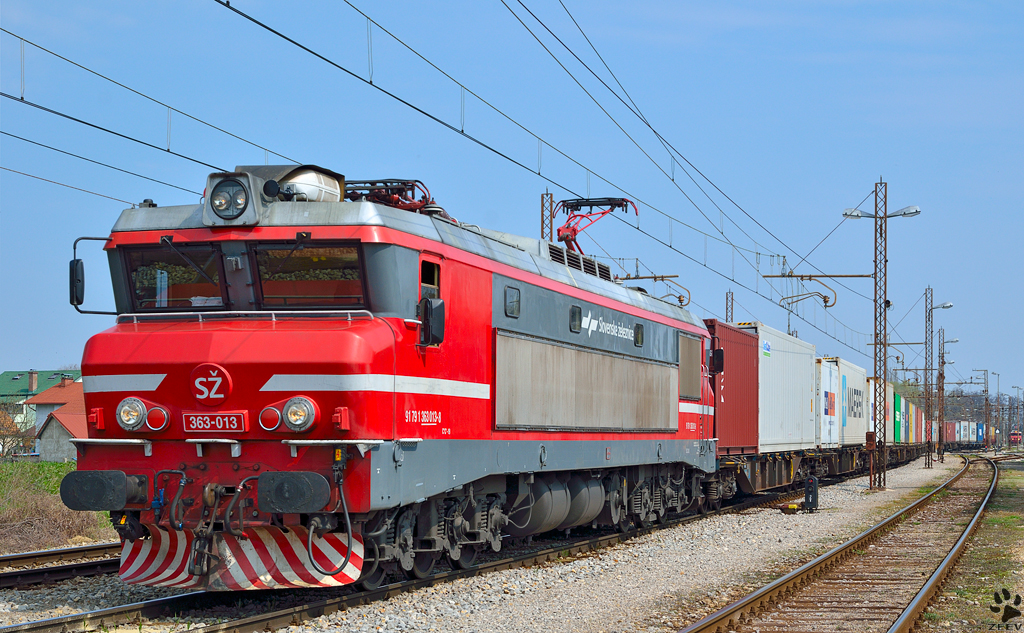 S 363-013 zieht Containerzug durch Pragersko Richtung Koper Hafen. /17.4.2013