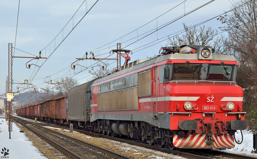 S 363-013 zieht Gterzug durch Maribor-Tabor Richtung Sden. /30.1.2013