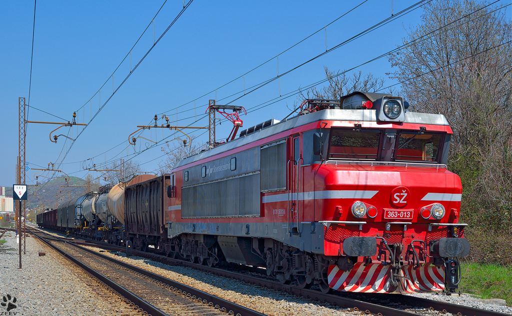S 363-013 zieht Gterzug durch Maribor-Tabor Richtung Tezno Verschiebebahnhof. /18.4.2013