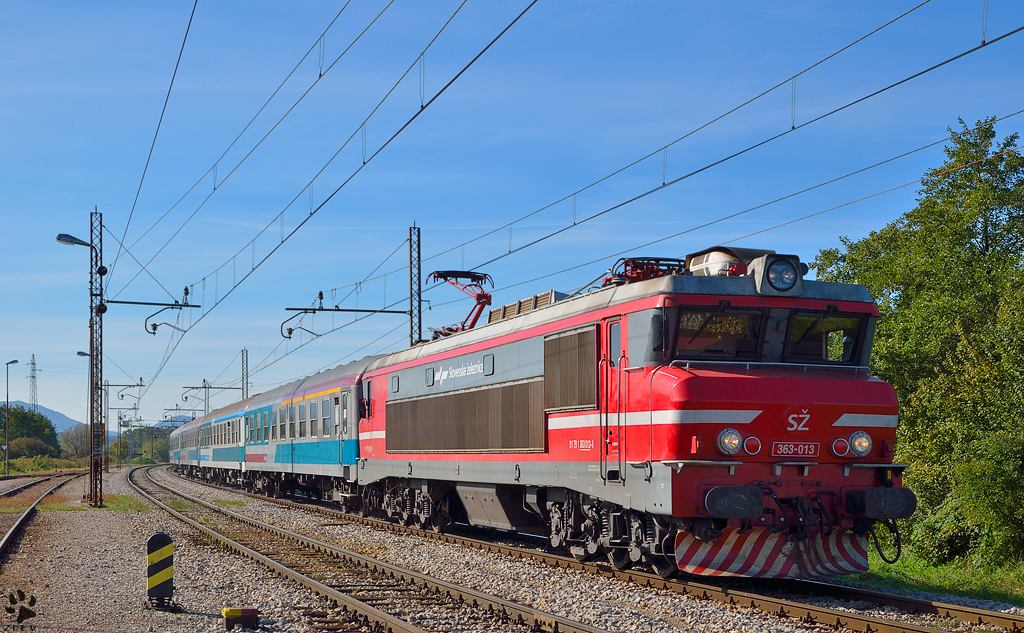 S 363-013 zieht MV247 'Citadella' durch Pragersko Richtung Budapest. /17.10.2012