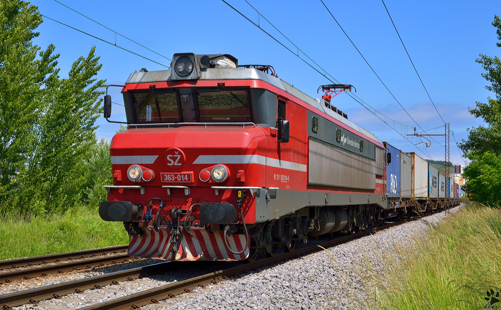 S 363-014 zieht Containerzug durch Maribor-Tabor Richtung Hafen Koper. /2.6.2012