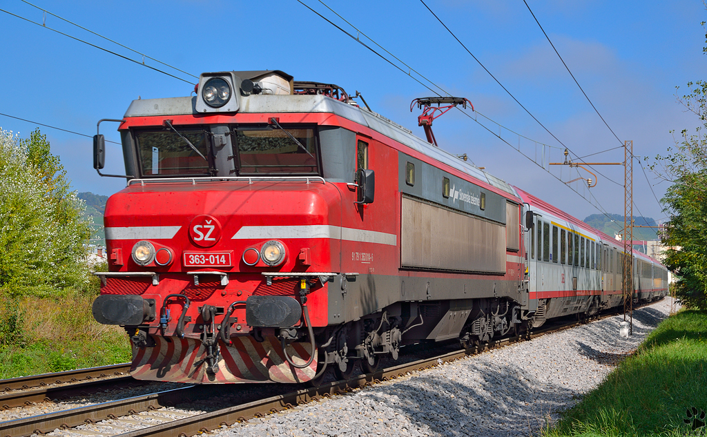 S 363-014 zieht EC151 'Emona' durch Maribor-Tabor Richtung Ljubljana. /3.10.2012