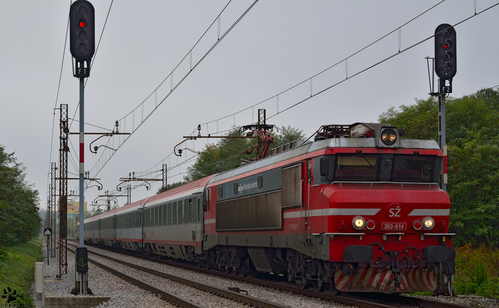 S 363-014 zieht EC158 Croatia an einem nebeligen Vormittag durch Maribor-Tabor Richtung Wien. /3.10.2012