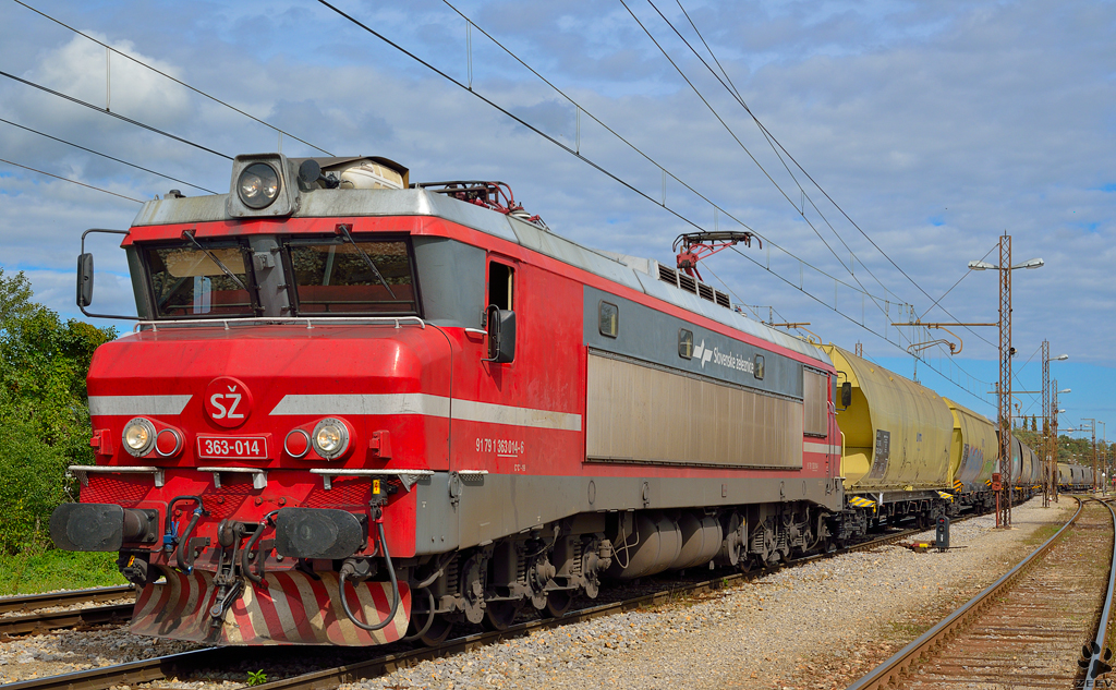 S 363-014 zieht Gterzug durch Pragersko Richtung Sden. /28.9.2012