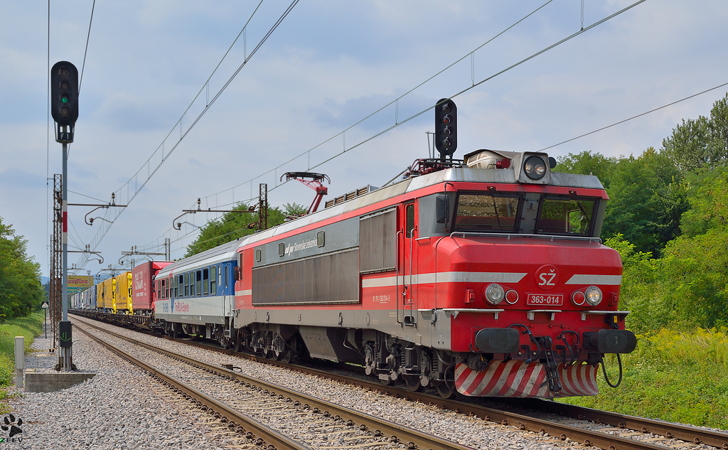 S 363-014 zieht LkW Zug durch Maribor-Tabor Richtung Norden. / 11.8.2012