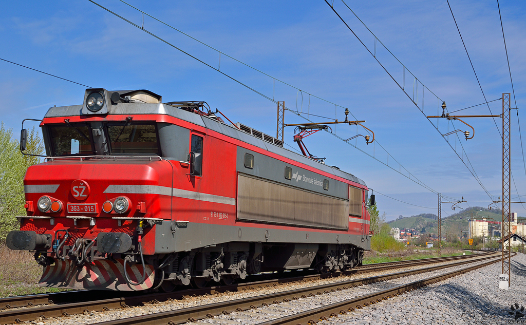S 363-015 fhrt als Lokzug durch Maribor-Tabor Richtung Verschiebebahnhof Tezno. / 10.4.2012