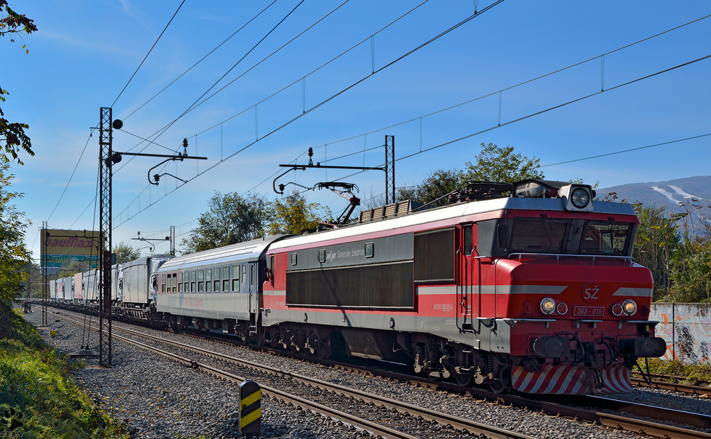 S 363-015 zieht LkW-Zug durch Maribor-Tabor Richtung Norden. /30.10.2012