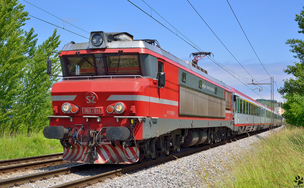 S 363-015 zieht Personenzug durch Maribor-Tabor Richtung Ljubljana. /2.6.2012