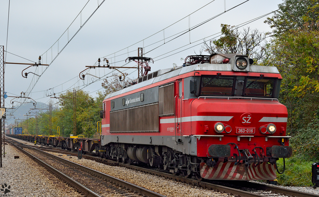 S 363-016 zieht Containerzug durch Maribor-Tabor Richtung Hafen Koper. /25.10.2012