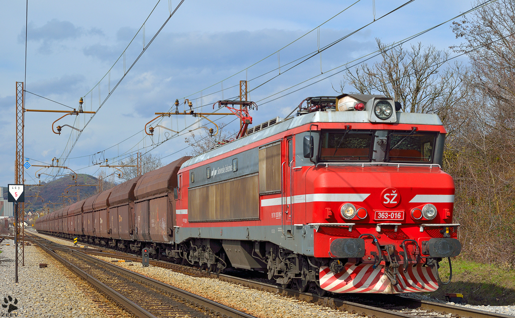 S 363-016 zieht lehren Erzzug durch Maribor-Tabor Richtung Hafen Koper. /9.4.2013