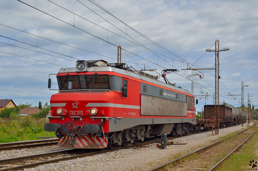 S 363-017 zieht Gterzug durch Pragersko Richtung Sden. /7.8.2012