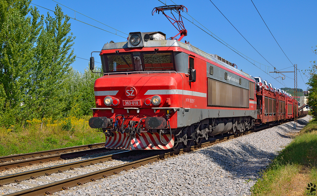 S 363-018 zieht Gterzug durch Maribor-Tabor Richtung Sden. /25.8.2012