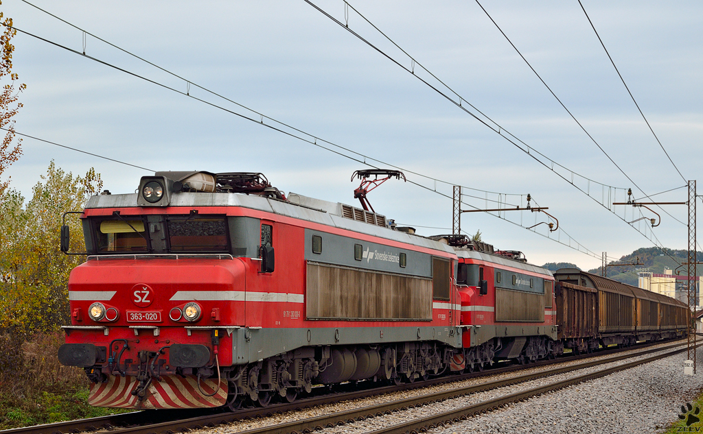 S 363-018 zieht Gterzug durch Maribor-Tabor Richtung Sden. /3.11.2012