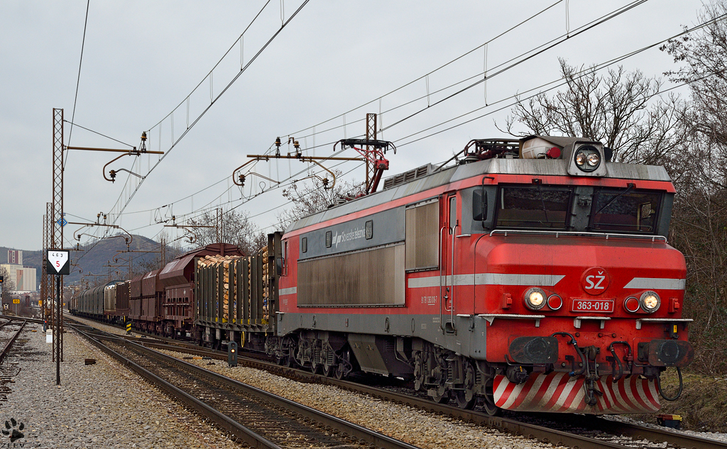 S 363-018 zieht Gterzug durch Maribor-Tabor Richtung Sden. /5.2.2013
