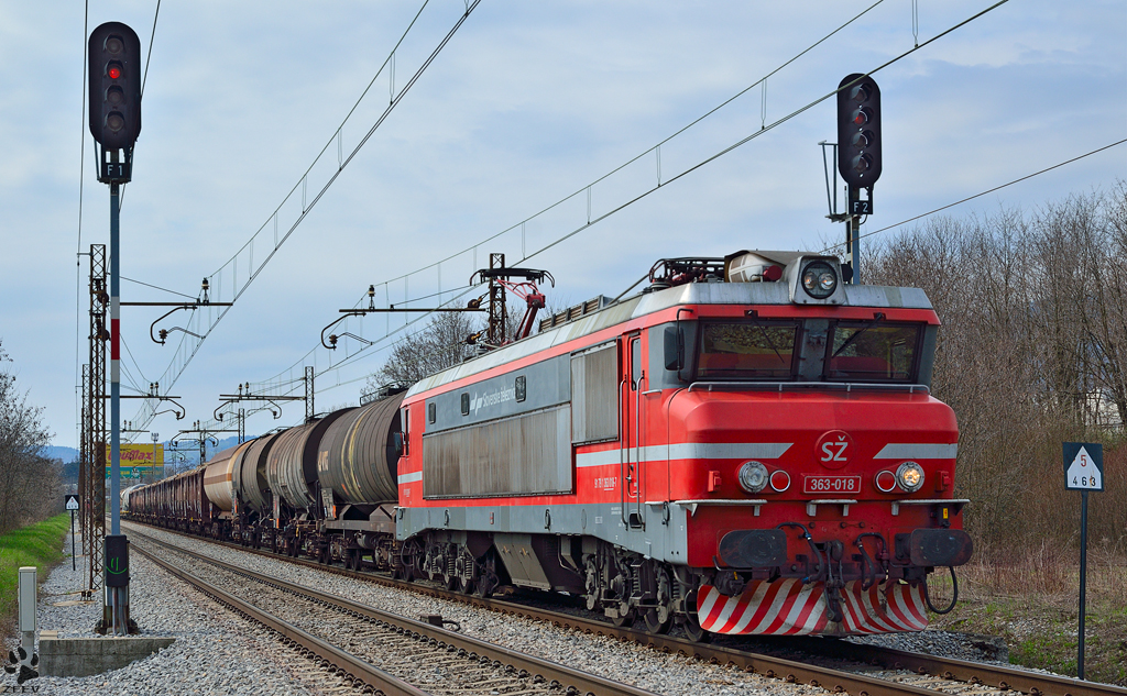 S 363-018 zieht Gterzug durch Maribor-Tabor Richtung Norden. /16.4.2013