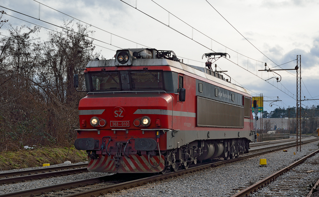 S 363-019 fhrt als Lokzug durch Maribor-Tabor Richtung Maribor Hauptbahnhof. /5.2.2013