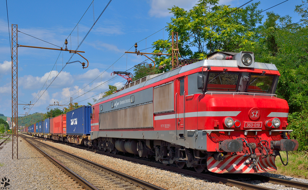 S 363-019 zieht Containerzug durch Maribor-Tabor Richtung Sden. /26.7.2012