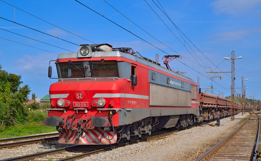 S 363-019 zieht Gterzug durch Pragersko Richtung Sden. /5.10.2012