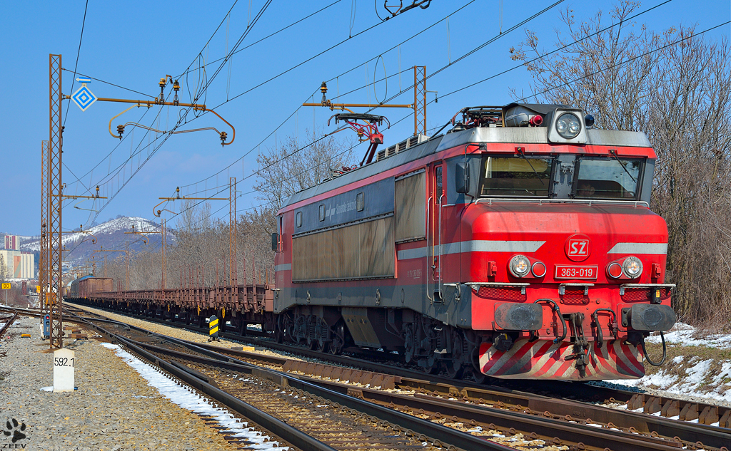 S 363-019 zieht Gterzug durch Maribor-Tabor Richtung Sden. /16.3.2013