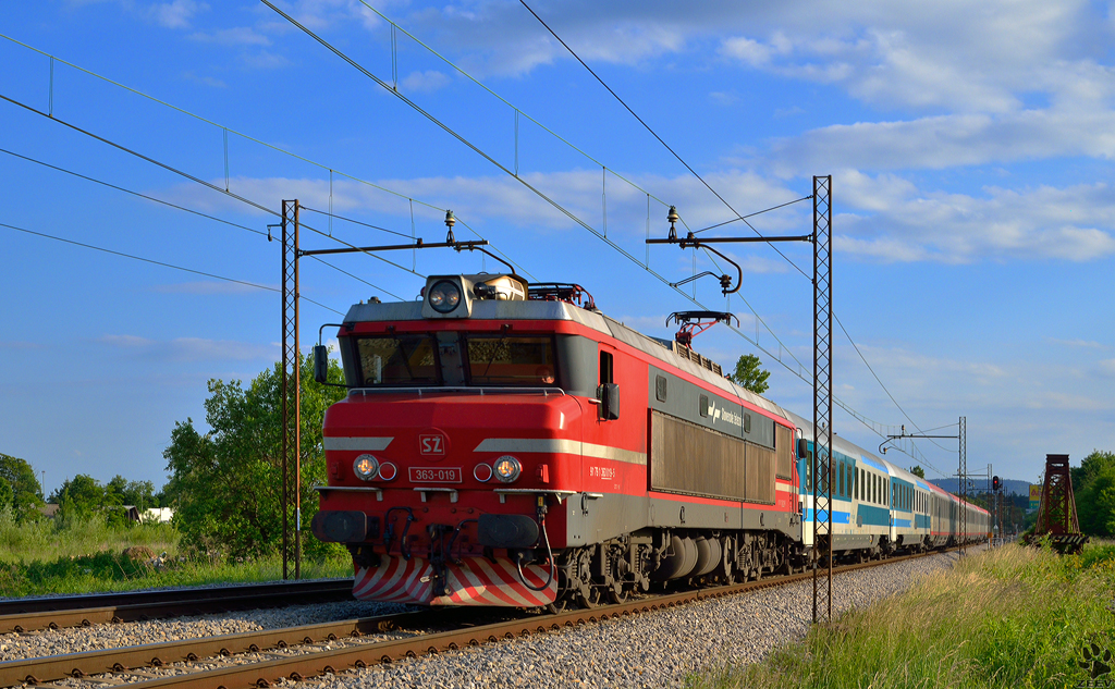 S 363-019 zieht Personenzug durch Maribor-Tabor Richtung Wien. /25.5.2012