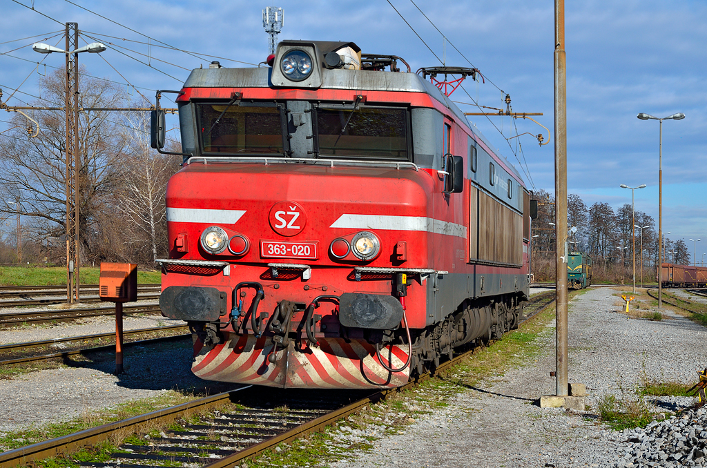 S 363-020 bei Rangierfahrt im Bahnhof Pragersko. /5.12.2012