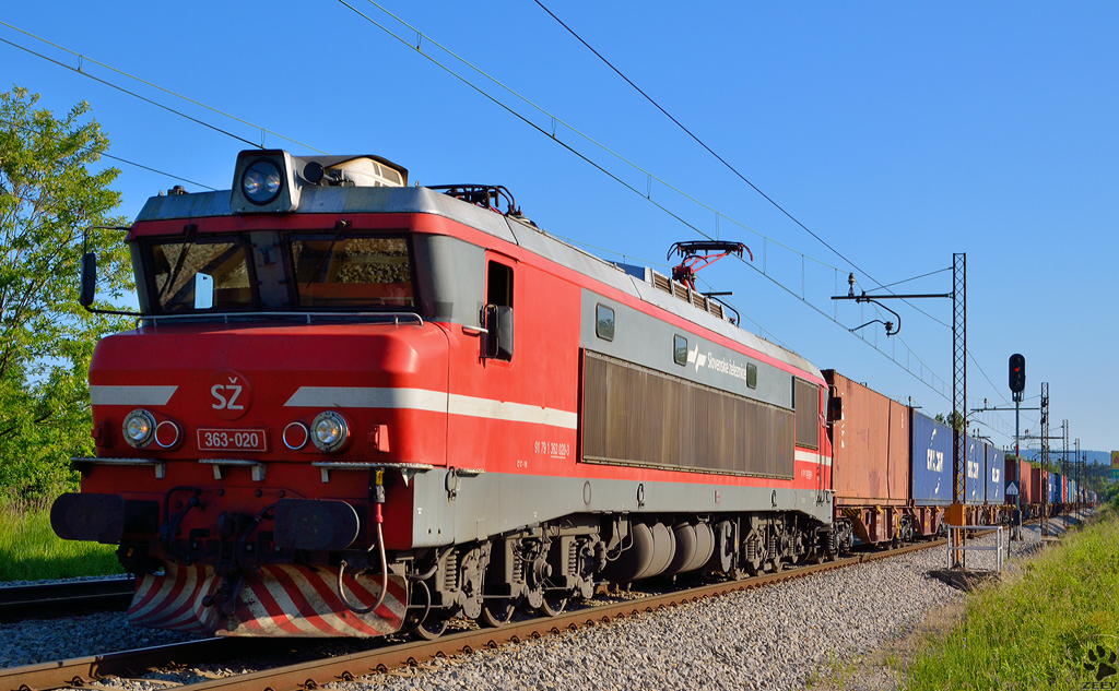 S 363-020 zieht Containerzug durch Maribor-Tabor Richtung Norden. /18.5.2012