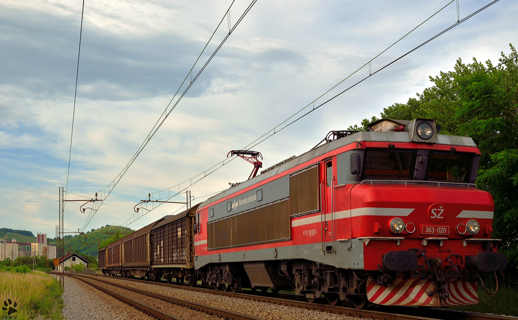 S 363-020 zieht Gterzug durch Maribor-Tabor Richtung Verschiebebahnhof Tezno. /8.6.2012