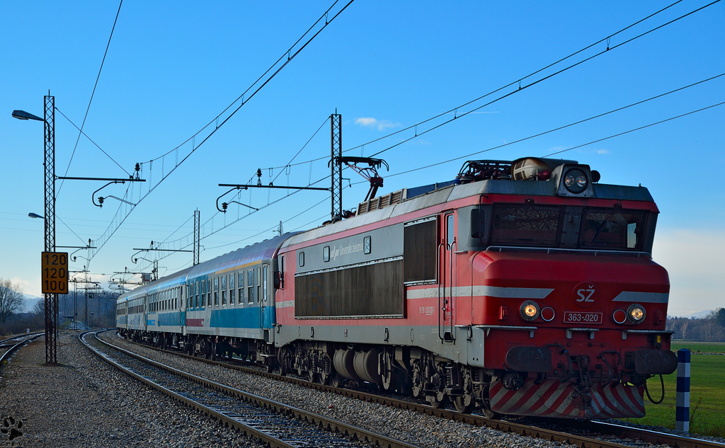 S 363-020 zieht MV247 'Citadella' nahe Pragersko Richtung Budapest. /5.12.2012