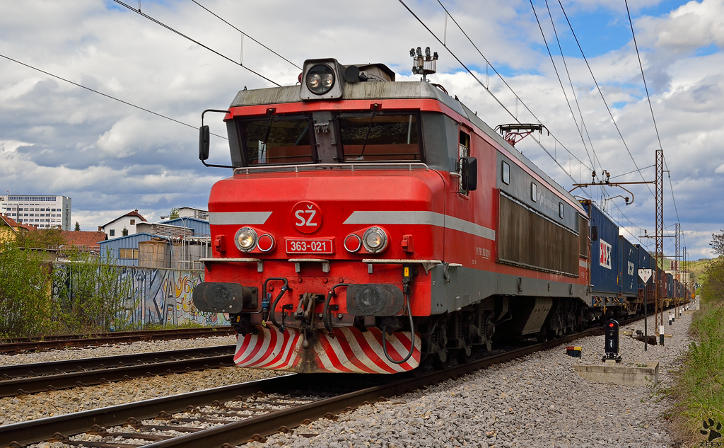 S 363-021 zieht Containerzug durch Maribor-Tabor Richtung Hafen Koper. / 12.4.2012