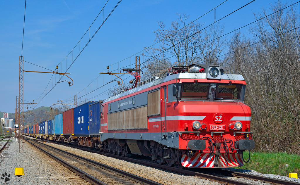 S 363-021 zieht Containerzug durch Maribor-Tabor Richtung Koper Hafen. /18.4.2013