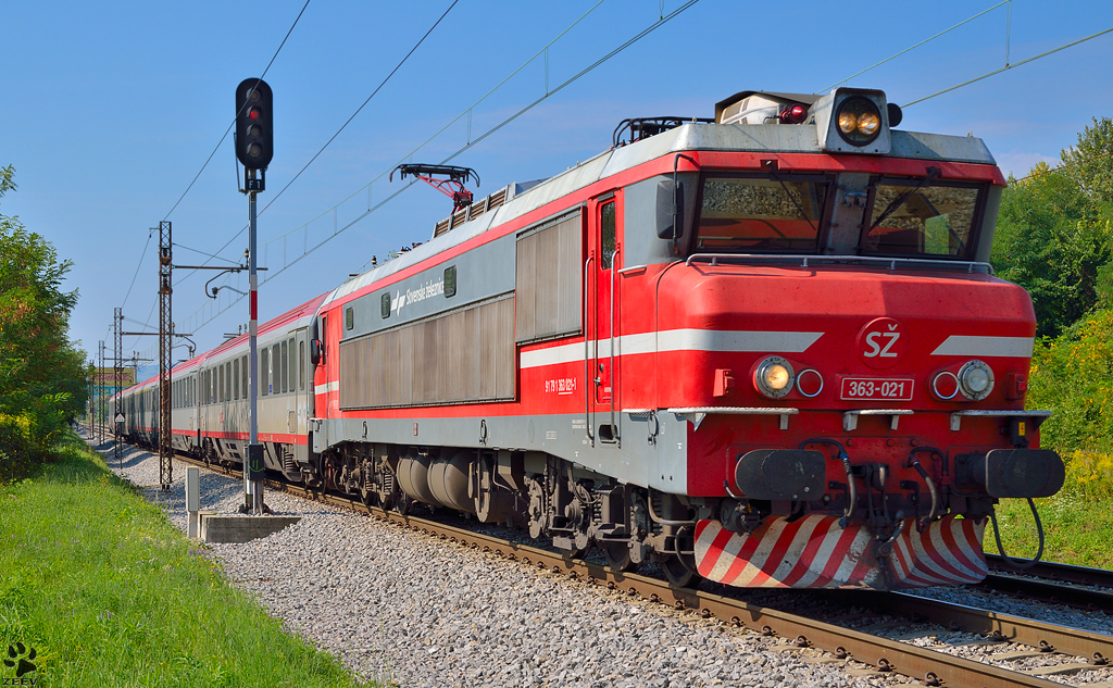 S 363-021 zieht EC158 'Croatia' durch Maribor-Tabor Richtung Wien. /18.8.2012