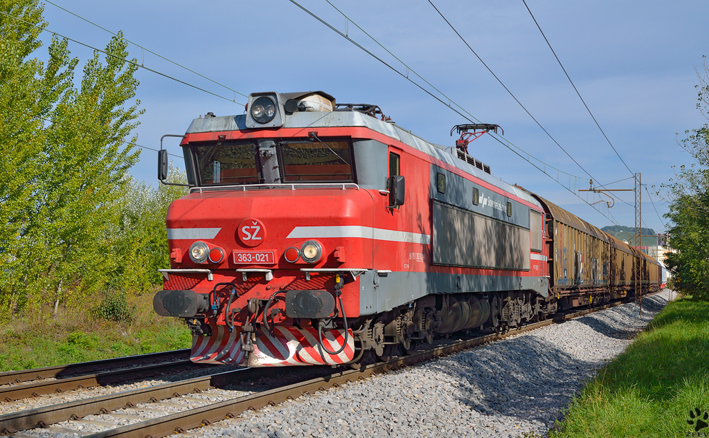 S 363-021 zieht Gterzug durch Maribor-Tabor Richtung Sden. /9.10.2012