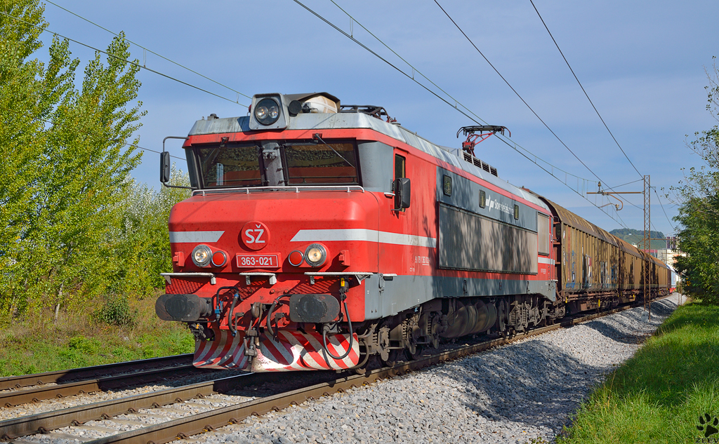 S 363-021 zieht Gterzug durch Maribor-Tabor Richtung Sden. /9.10.2012
