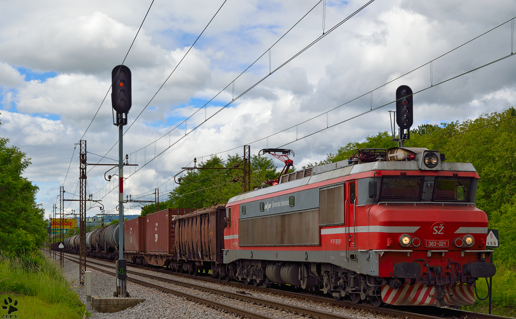 S 363-021 zieht Gterzug durch Maribor-Tabor Richtung Norden. /1.6.2013