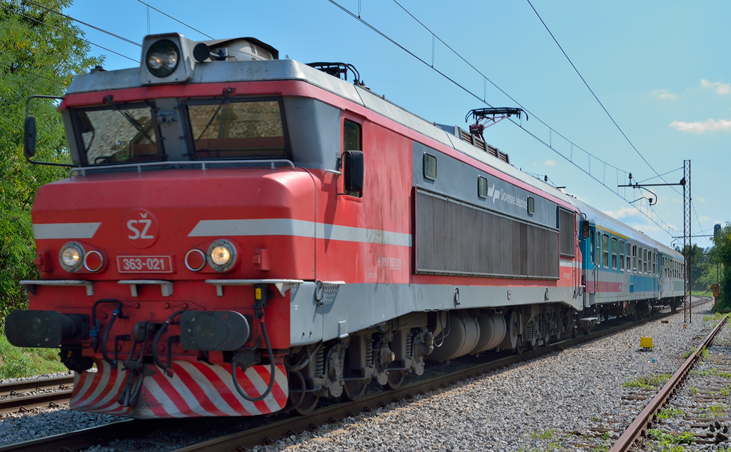 S 363-021 zieht Personenzug durch Maribor-Tabor Richtung Maribor Hauptbahnhof. /8.8.2012