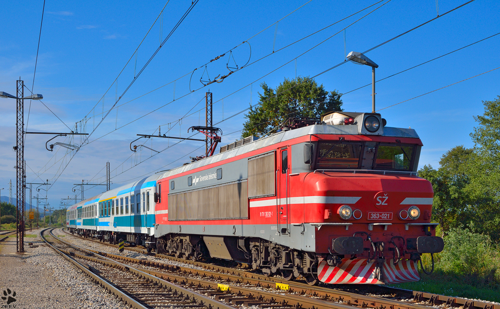 S 363-021 zieht Personenzug durch Pragersko Richtung Maribor. /28.9.2012