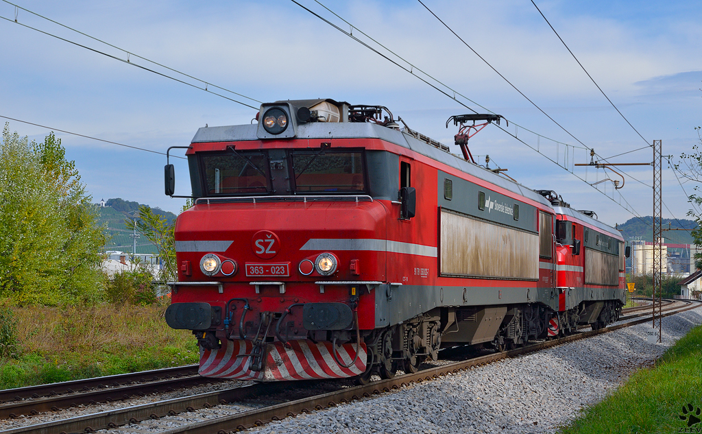 S 363-023 + 363-? fahren als Lokzug durch Maribor-Tabor Richtung Sden. /9.10.2012