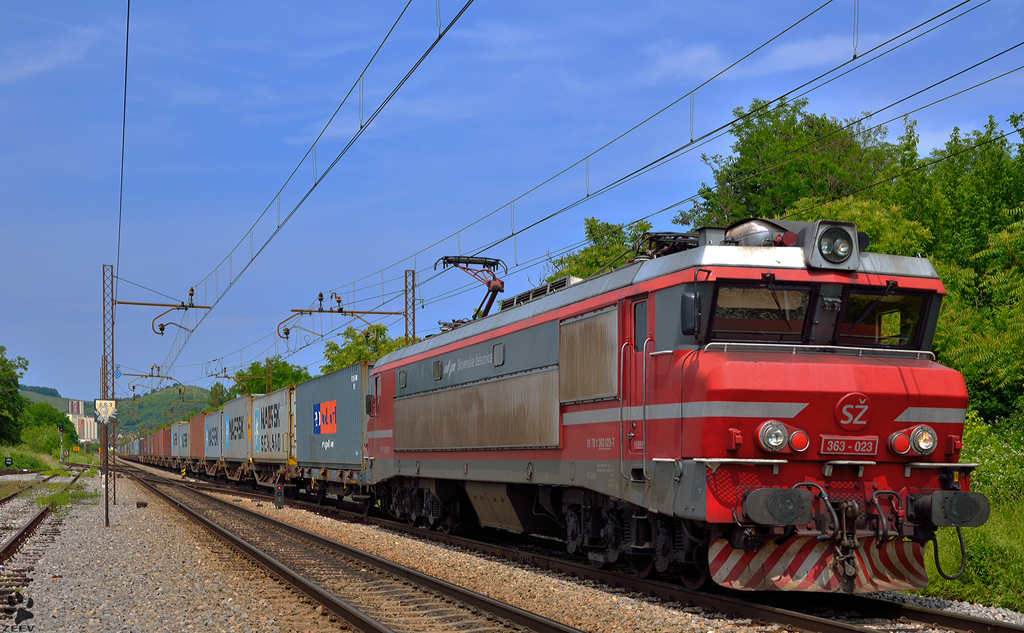 S 363-023 zieht Containerzug durch Maribor-Tabor Richtung Hafen Koper. /6.6.2012