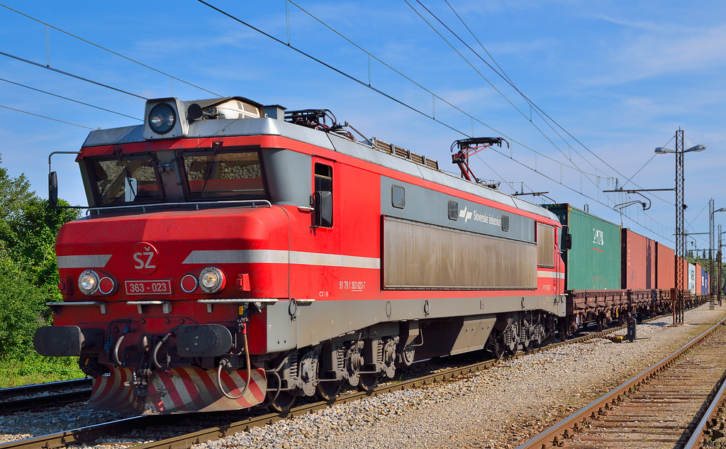 S 363-023 zieht Containerzug durch Pragersko Richtung Hafen Koper. /17.8.2012