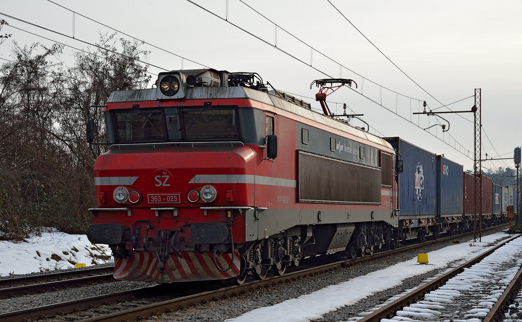 S 363-023 zieht Containerzug durch Maribor-Tabor Richtung Norden. /1.2.2013