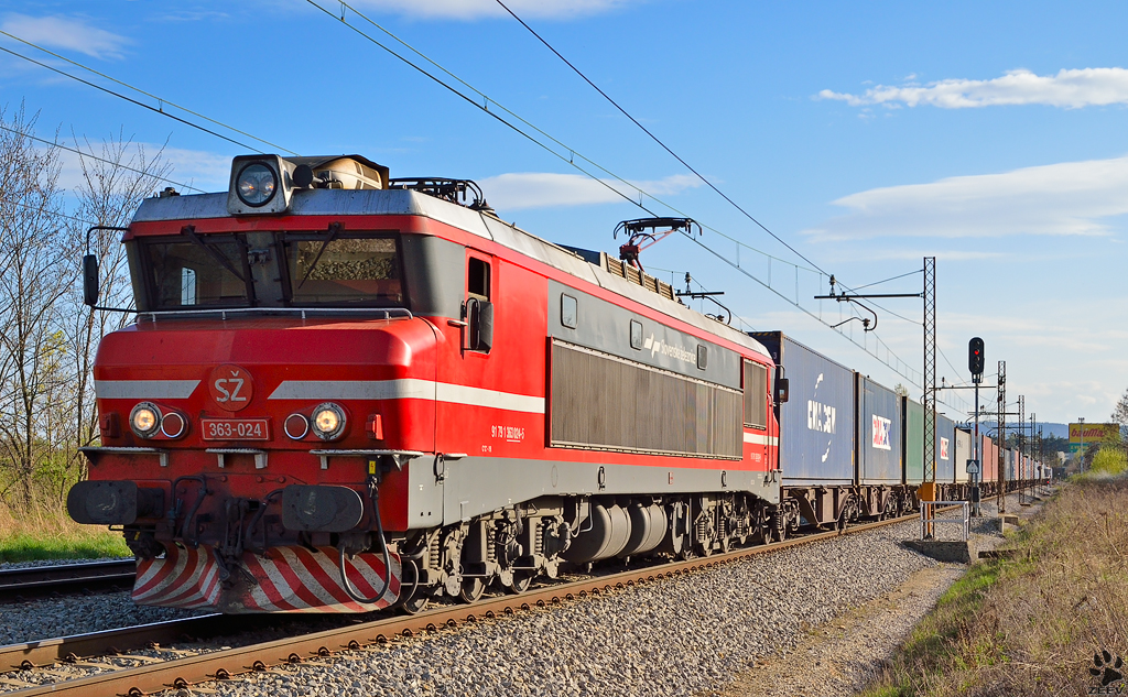 S 363-024 zieht Containerzug durch Maribor-Tabor Richtung Norden. /4.4.2012