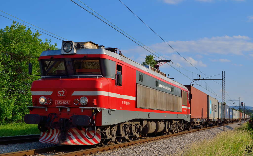S 363-025 zieht Containerzug durch Maribor-Tabor Richtung Norden. / 25.5.2012