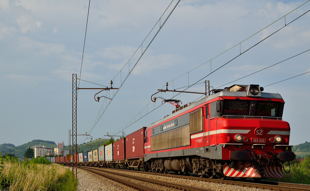 S 363-025 zieht Containerzug durch Maribor-Tabor Richtung Hafen Koper. /21.6.2012