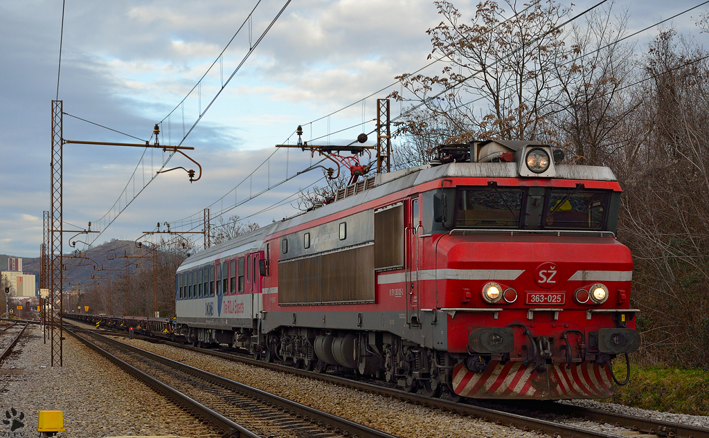 S 363-025 zieht lehren LkW-Zug durch Maribor-Tabor Richtung Rangierbahnhof Tezno. /3.1.2013